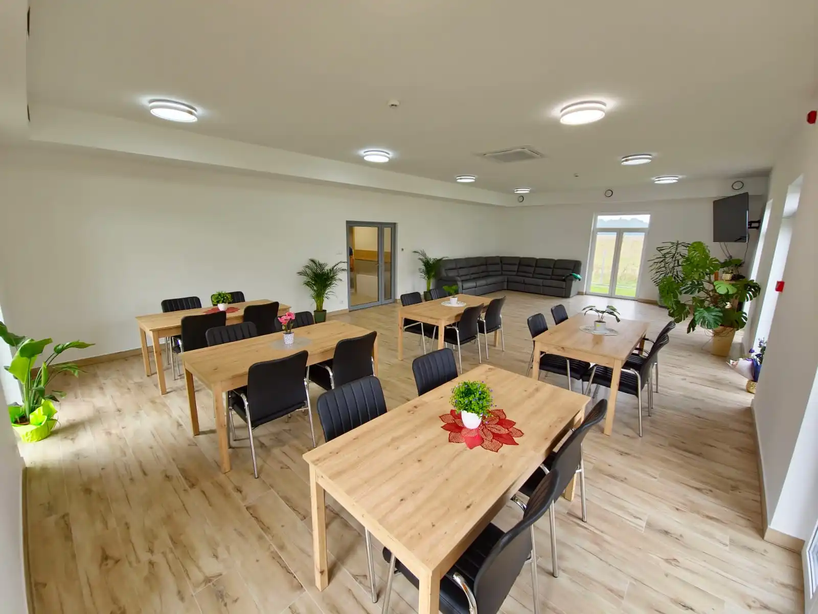 Przestronna jadalnia ośrodka Przestronna jadalnia ośrodka